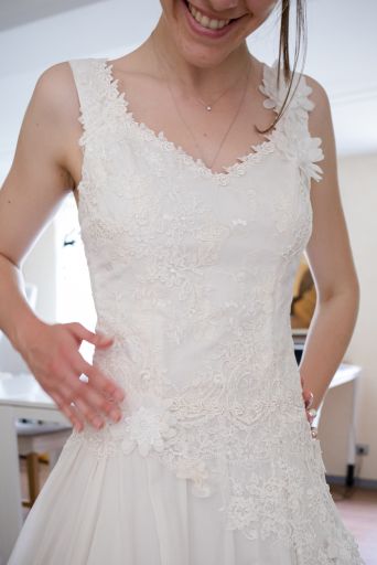 Robe dentelle, dos nu, tissu de votre choix - Creation - Salon de mariage à Pérouges - Souffle de Soie